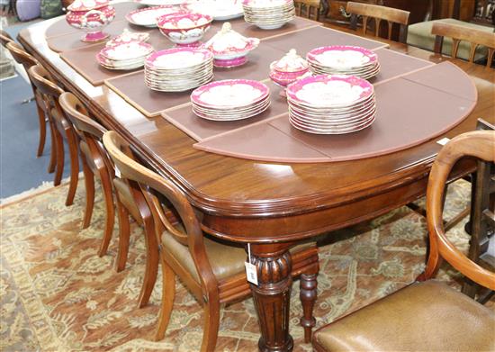 A Victorian mahogany extending dining table, Extends to 9ft 7in. W. 5ft 2in.